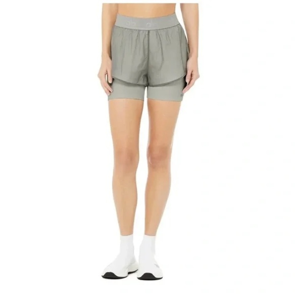 Alo catch the light shorts NWOT